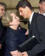 Albright Madeleine baciata dal terrorista Hamish Thaci dell_ELK-UCK_Blog Caucaso_http---chelseamia_corriere_it-2008-09-.jpg