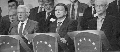 Gran maestro del Grande Oriente d’Italia Gustavo Raffi, con barba  e occhiali, alle spalle del presidente del Parlamento europeo Buzek e del presidente della Commissione Barroso_da la Repubblica.jpg