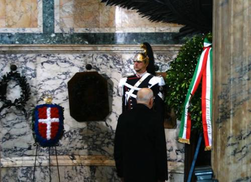 Napolitano Giorgio davanti alla Tomba del Re Vittorio Emanuele II_Roma, 17 marzo 2011.jpg