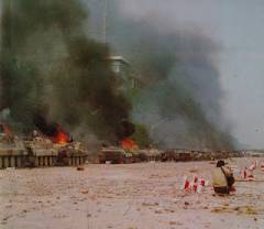 tiananmen_1989_02_Mezzi blindati in fiamme.jpg