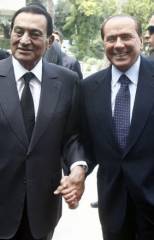 Mubarak e Berlusconi per mano.jpg