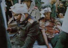 tiananmen_1989_24_Soldati feriti dai %22pacifici%22 dimostranti.jpg
