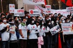 chinese-protesting-western-media-bias-530x353.jpg